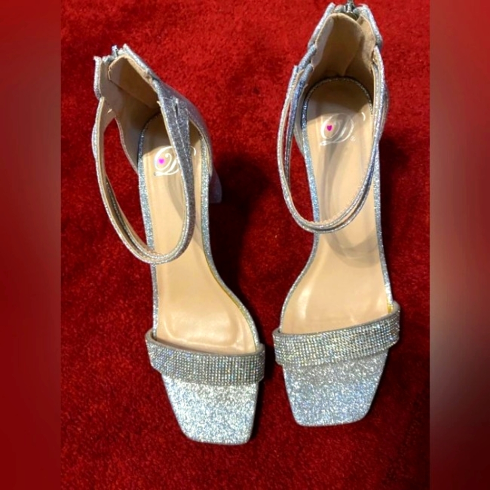 ❤D brand. Silver. Size 9 sandals.